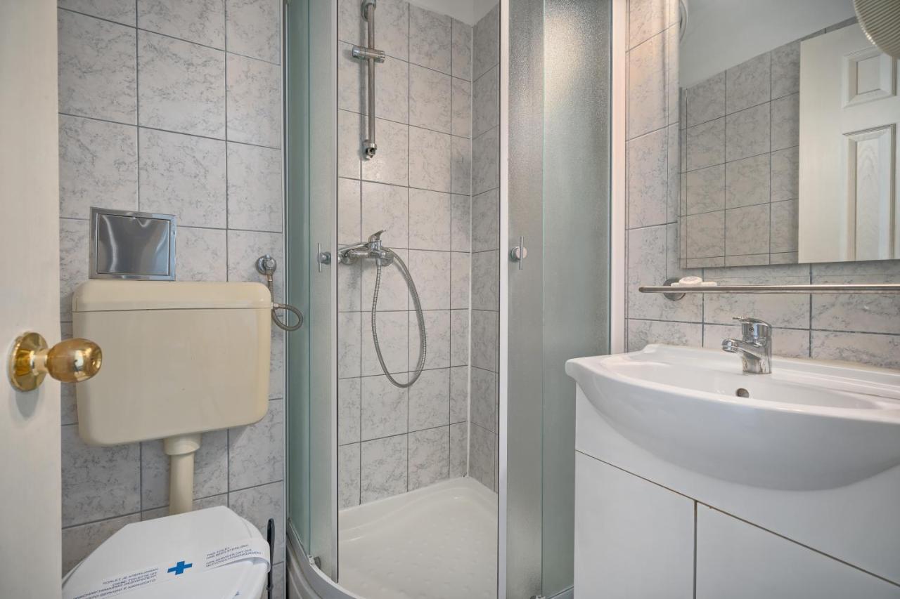 Hotel Aqua - Guest Rooms & Suites Kaštela מראה חיצוני תמונה