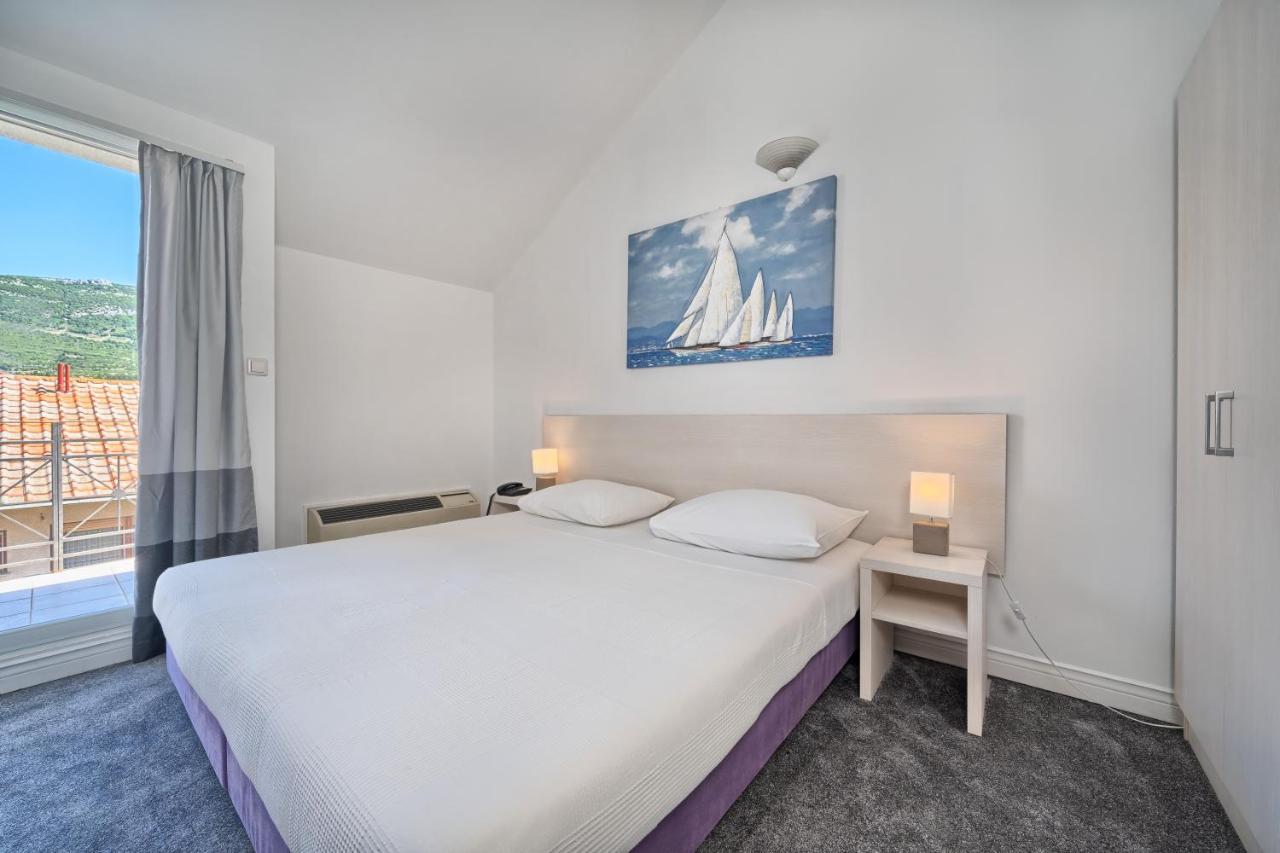 Hotel Aqua - Guest Rooms & Suites Kaštela מראה חיצוני תמונה