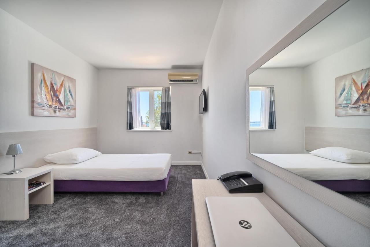 Hotel Aqua - Guest Rooms & Suites Kaštela מראה חיצוני תמונה