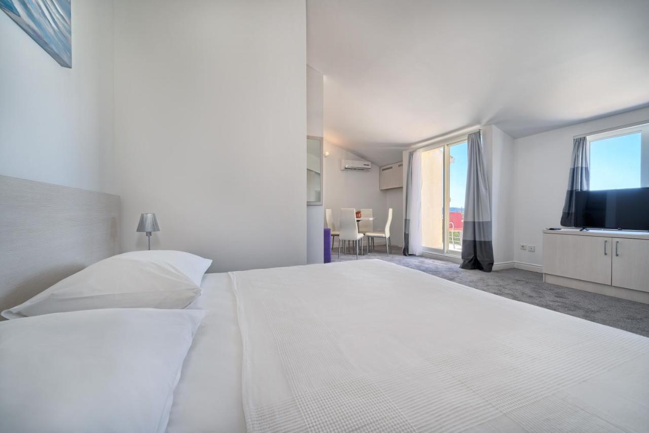 Hotel Aqua - Guest Rooms & Suites Kaštela מראה חיצוני תמונה