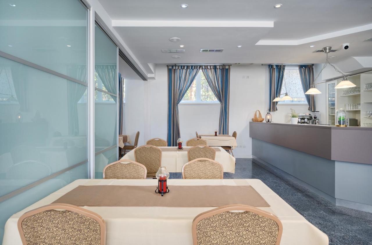 Hotel Aqua - Guest Rooms & Suites Kaštela מראה חיצוני תמונה